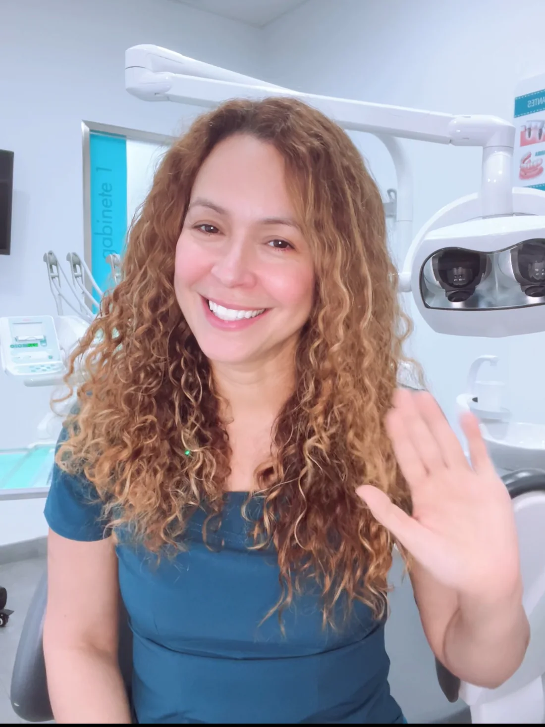 Dra. Amalfi Mármol saludando en su consulta de Bormujos